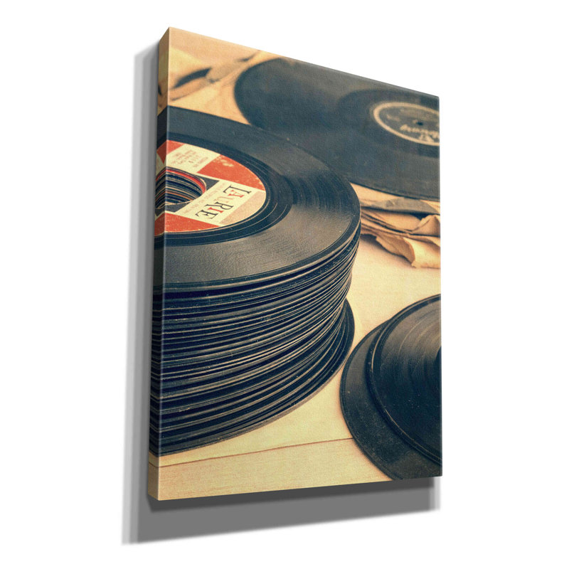 «Old 45s» par Edward M. Fielding, estampe numérique sur toile, H 16 po x l 12 po x P 0,75 po