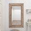 Miroir mural floral en bois brun avec des sculptures crème détaillées