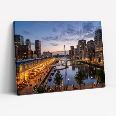Ensemble de 1 tableau sur toile représentant un paysage urbain au crépuscule