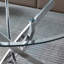 Table de salle à manger ronde en verre trempé transparent avec pieds angulaires à finition argentée et base équilibrée, d'une hauteur de 30,1 pouces, pouvant accueillir confortablement quatre personnes, 36 pouces de diamètre