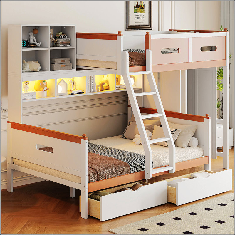 Lit superposé simple au-dessus d'un lit double en bois avec garde-robe