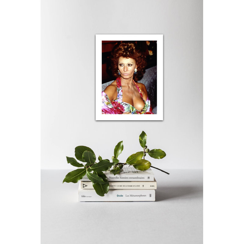 Sophia Loren, regardant ailleurs - photographie sans cadre, H 10 po x l 8 po