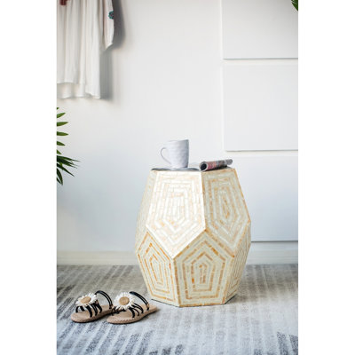 Tabouret à capes hexagonales crème et jaune 18 x 18 x 21 po, caractéristiques incrustées, décorations en forme de losange, à utiliser comme table d'appoint, caractéristiques, motifs, utilisation