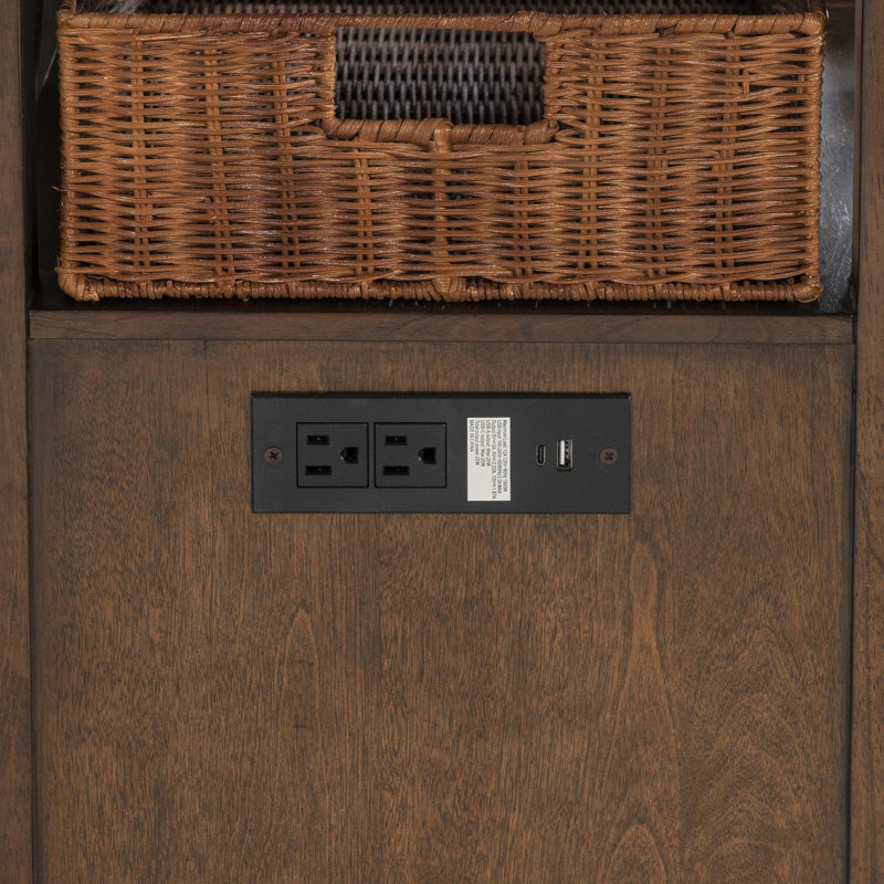 Table de chevet transitionnelle en cerisier chaud de 18 po de largeur Matt matières avec 1 panier, 2 tiroirs et prises de courant