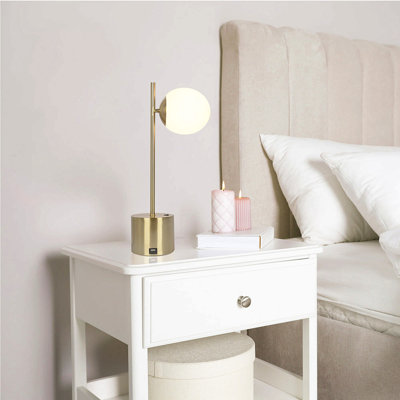 Petite lampe de table moderne en métal avec abat-jour globe en verre blanc Ethereal