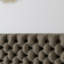 Tête de lit grand format en velours gris, apportant une touche contemporaine à votre chambre à coucher avec une texture lisse et immaculée-121022373