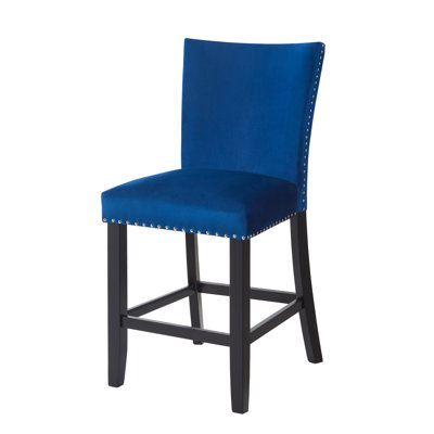 2 chaises de velours revêtues de velours de hauteur pub, bleu, garniture cloutée, repose-pieds, table de salle à manger contemporaine non incluse