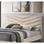 Lit double Mid-Century moderne beige avec tête de lit et pieds dorés rembourrés-667791073