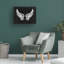 Ailes d'ange spirituelles en noir et blanc sur fond noir-1022923035