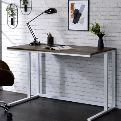 Bureau en noyer et blanc avec port de charge pour une journée de travail spacieuse avec gestion efficace du flux de travail