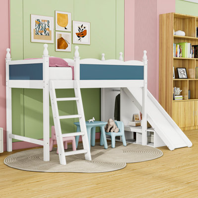 Lit mezzanine avec tablettes de rangement et échelle, glissade