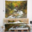Rivière qui coule en tapisserie d'automne-984687897