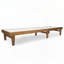 Chaise longue d'extérieur à structure en bois avec filet