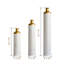 Un ensemble de trois vases de plancher en métal blanc en forme de gouttelettes dans un style moderne. Ces grands vases émaillés servent de superbes décorations pour la maison.