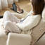 Chaise longue beige avec pieds et accoudoirs réglables et base rotative