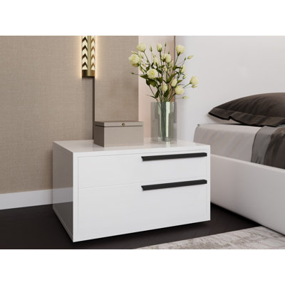 Table de chevet droite Rossmoor en blanc ultrabrillant avec poignée noire.