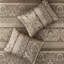 Courtepointe 6 pièces - très grand / très grand. Brun / or . Feuille, rayures et motifs. Coussins décoratifs. Facile à nettoyer à la machine avec un tissu facile. Comprend lavable-118649993