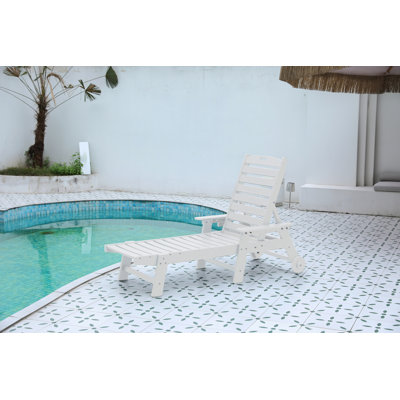Chaise longue d'extérieur avec texture en bois, chaise longue surdimensionnée à 5 positions, PEHD, chaise longue de patio avec roues et porte-gobelet pour piscine, terrasse, bord de piscine, blanc