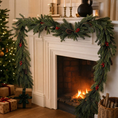 Décoration de Noël : Guirlande de pins artificiels de 180 cm, décoration végétale pour rampe d'escalier, foyer, ornement de Noël comprenant quatre pommes de pin et quatre grappes de baies.