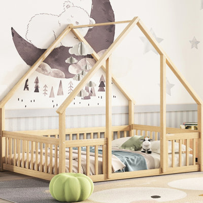 Lit en bois de pin avec conception de maison et garde-corps naturel - conçu pour une expérience de repos paisible et confortable en forme de maison