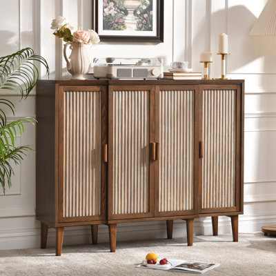 Armoire de rangement d'appoint à 4 portes avec tablettes réglables et portes à panneaux cannelées Bachman, style Mid-Century moderne