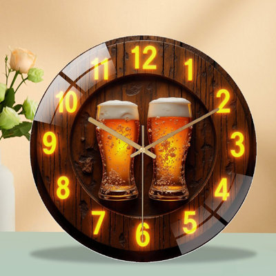 Horloge murale en bois avec verres à bière DEL