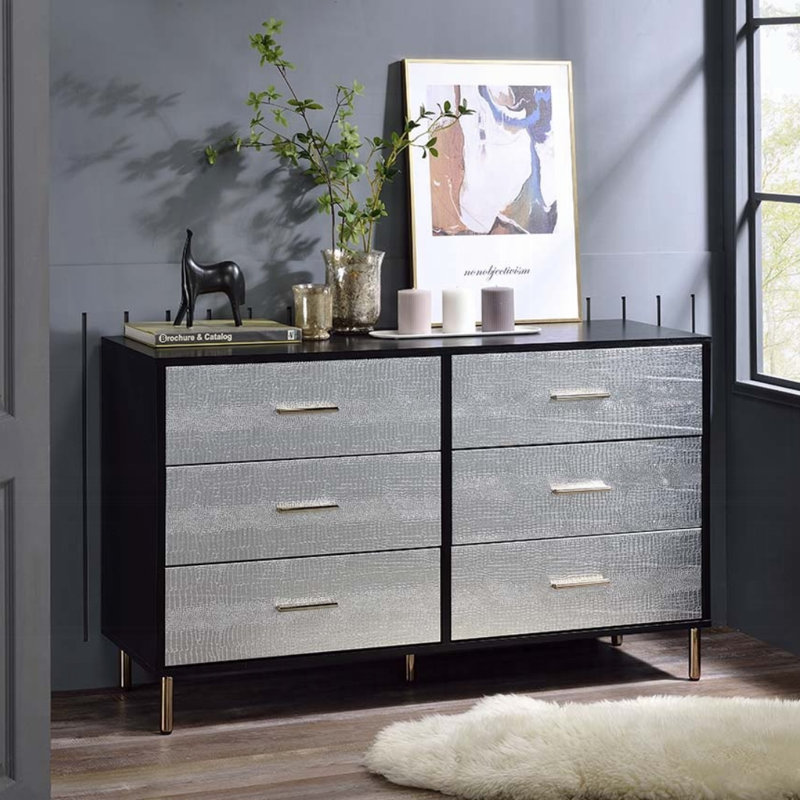 Commode composée de noir, d'argent et d'or