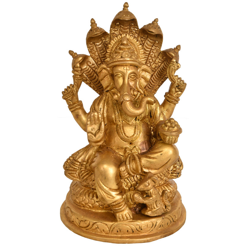 Ganesha à quatre bras assis sur un serpent à cinq capuchons