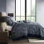 Couvre-lit bleu marine de 5 pièces. Design moderne. Bleu marine profond, bleu poudré. 259 cm (l) x 300 cm (l). 2 taies d'oreiller, 2 oreillers. Lavable à la machine. Motif cachemire. Argent. Taies d'oreiller décoratives.