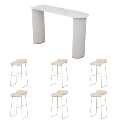 Une table de bar légère et luxueuse
