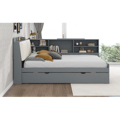 Lit plateforme en bois avec lit gigogne, tablettes et tête de lit