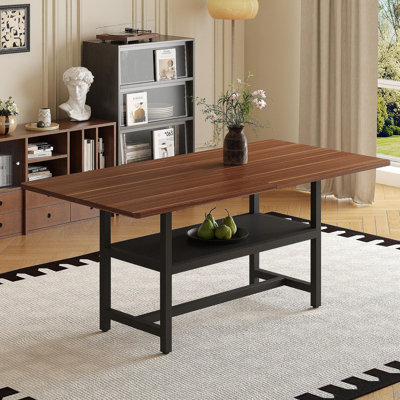 Une table de salle à manger de 71 x 35,4 pouces avec un plateau habilement assemblé par quatre panneaux de fibres à densité moyenne texturés en noyer. Le bureau possède une plateforme de rangement de 43,3 x 19,7 po. Très approprié pour les réunions de famille, etc.