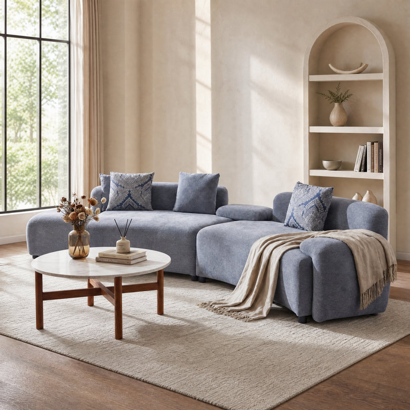 Canapé incurvé 4 places avec coussins décoratifs damassés