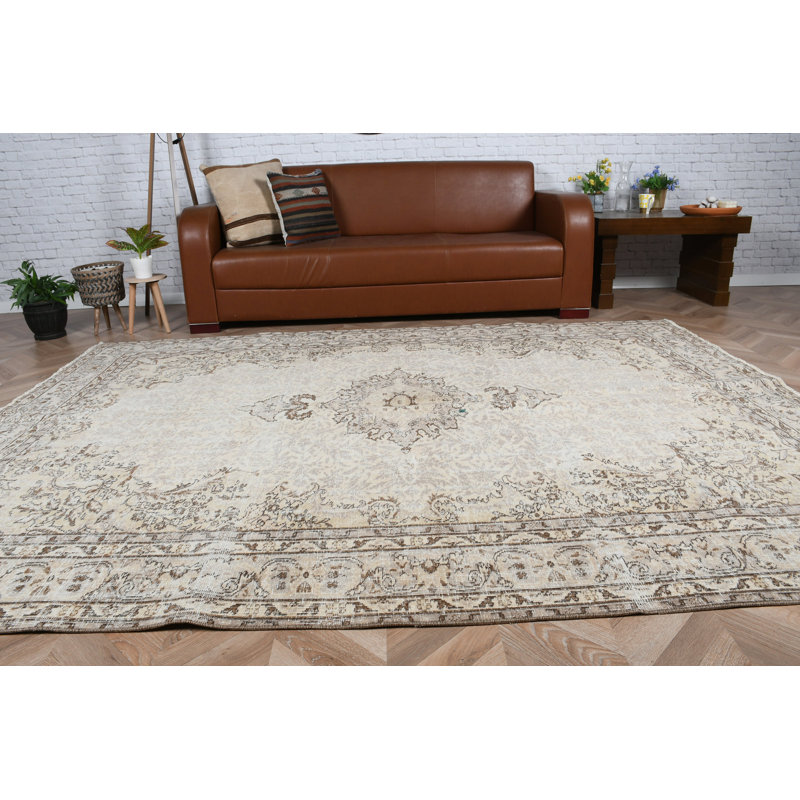 Élégant tapis turc à motif beige de style rétro pour un décor de salon traditionnel orné de tons neutres doux