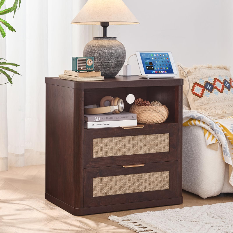 Table de chevet en rotin de 23 po avec station de charge, table de chevet en bois avec deux tiroirs et tablette ouverte, armoire de rangement bohémienne pour chambre à coucher et salon