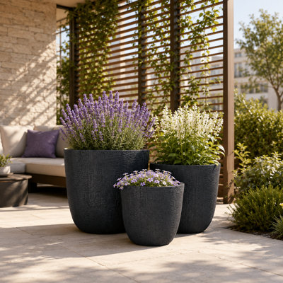 Ensemble de pot à fleurs moderne avec aspect de pierre craquelé noir avec drainage pour espaces intérieurs et extérieurs