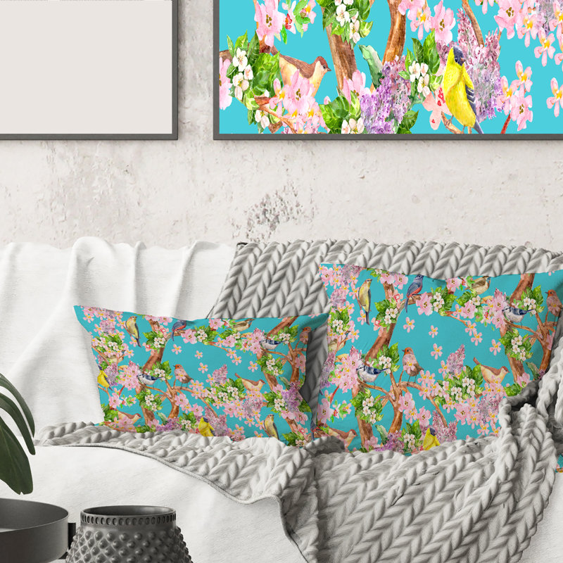 Petits oiseaux assis sur une housse de coussin carré et un insert, 18" x 18"