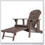 Chaise Adirondack pliable en bois d'acacia avec des lattes traditionnelles, un design rustique et de larges accoudoirs pour un confort extérieur