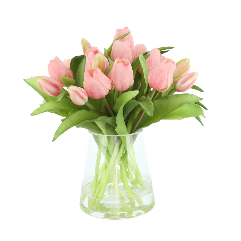 Vraies tulipes dans un vase en verre, Rose