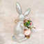 Lapin de Pâques avec pot de fleurs