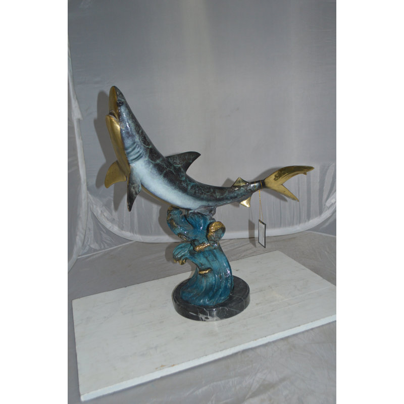 Statue de requin sautant de l'eau en bronze - Taille: L 14 po x l 24 po x H 28 po.