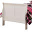 Lit simple blanc avec espace supplémentaire en bois massif et pour plus de confort dans une chambre à coucher confortable et élégante