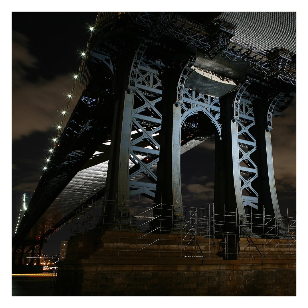 Strukturierte Fototapete Manhattan Bridge at Night 3,36 m x 336 cm