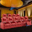 Siège de cinéma en cuir gris avec porte-gobelet-318293678