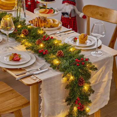 Guirlande de Noël 9 pi pré-éclairée avec 50 guirlandes de lumières blanc chaud, pommes de pin, baies de houx pour le manteau de table de salle à manger à la maison, décoration de Noël d'hiver, guirlande de pin éclairée