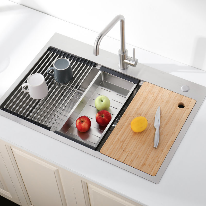 L'évier de cuisine en acier inoxydable de 36 x 22 po, surdimensionné, avec rainures et grille de drainage, assure une évacuation efficace de l'eau et améliore l'efficacité