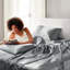 Ensemble de draps 4 pièces en satin gris luxueux - froissé, réduit les frisottis, 1 drap plat, taies d'oreiller ajustées à texture lisse, l 66 po x l 96 po x L 39 po