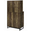 Armoire à vin moderne à 2 portes avec touche rétro, finition chêne rustique, façade à chevrons, support et verres à pied pour les éléments de la salle à manger,