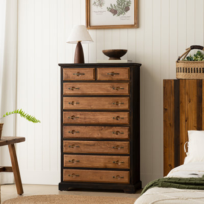 Commode haute de 71 cm (28 po) de largeur, à 9 tiroirs, en bois massif, avec une finition bicolore d'inspiration vintage.