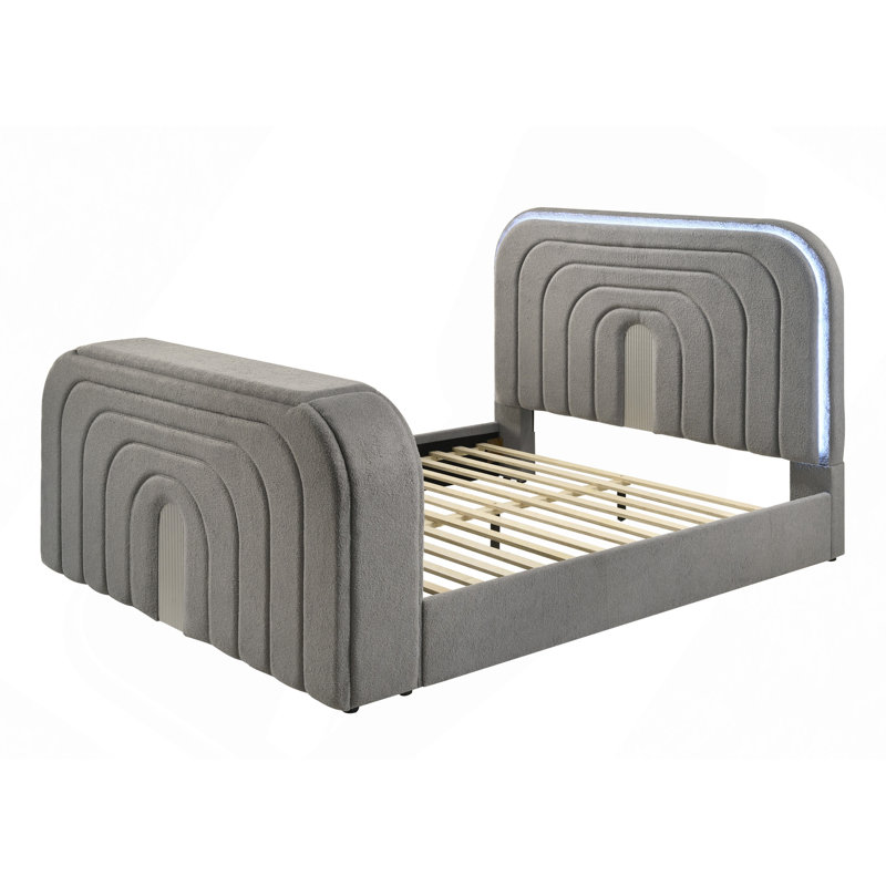Lit en sherpa et chrome Teddy avec DEL, meuble télé, foyer et Bluetooth, Grand lit